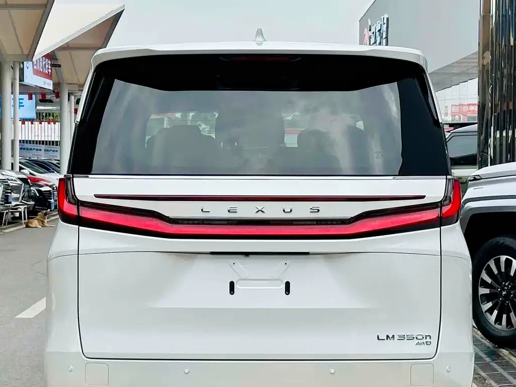 LEXUS LM
