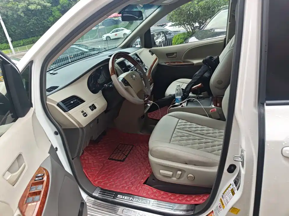 Toyota Sienna — миниатюра 5