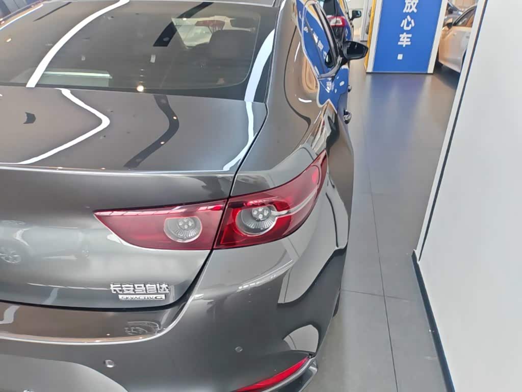 Mazda Mazda3 Axela 2.0 л 2023 г. Серебристо-серый, пробег 36300 км