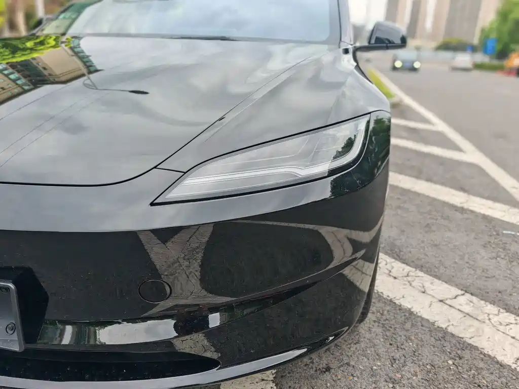Tesla Model 3 — миниатюра 5