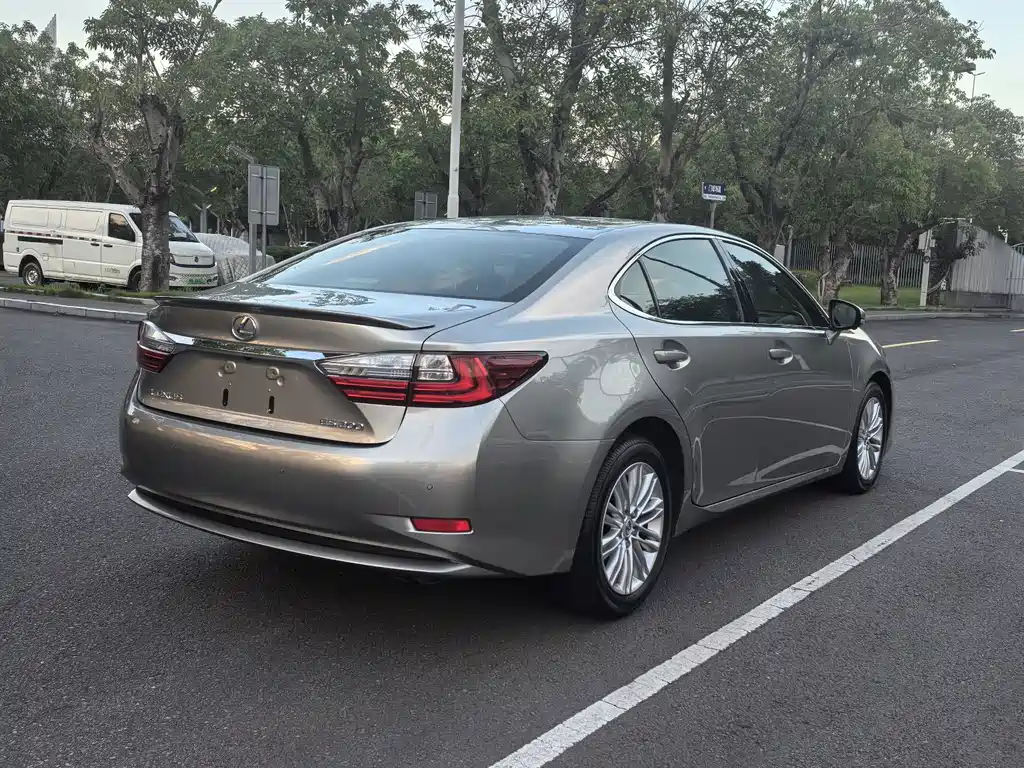 Lexus ES — миниатюра 6