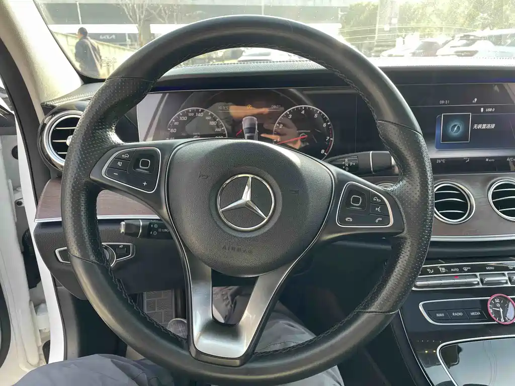 MERCEDES-BENZ E CLASS