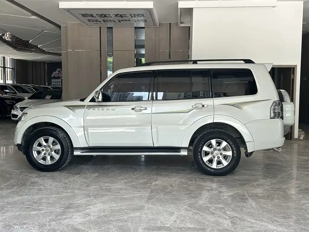 Mitsubishi Pajero (Import) — миниатюра 3