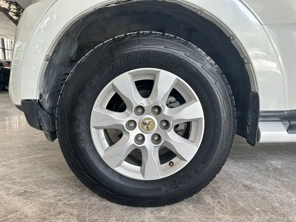Mitsubishi Pajero (Import) — миниатюра 15