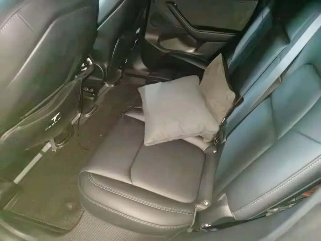 Tesla Model Y — миниатюра 15