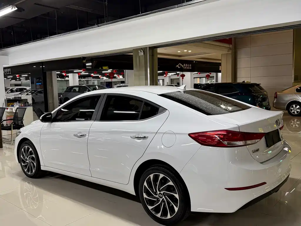 Hyundai Elantra — миниатюра 7