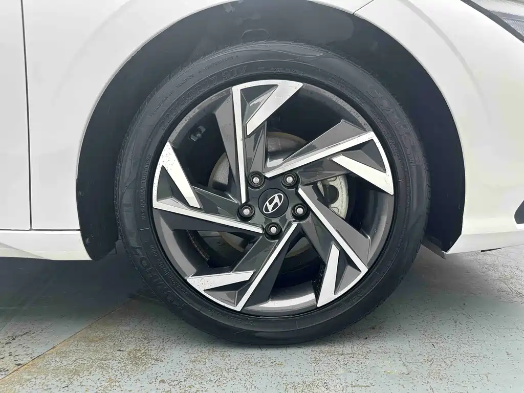 Hyundai Elantra — миниатюра 8