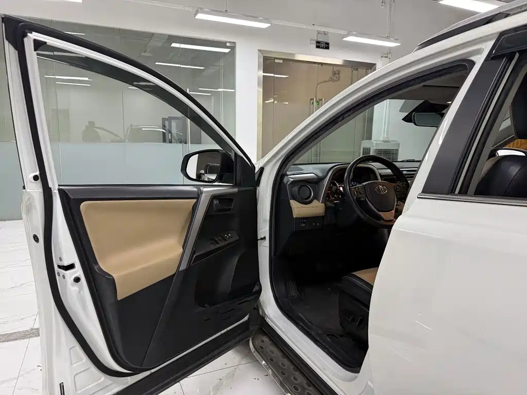 Toyota RAV4 — миниатюра 8