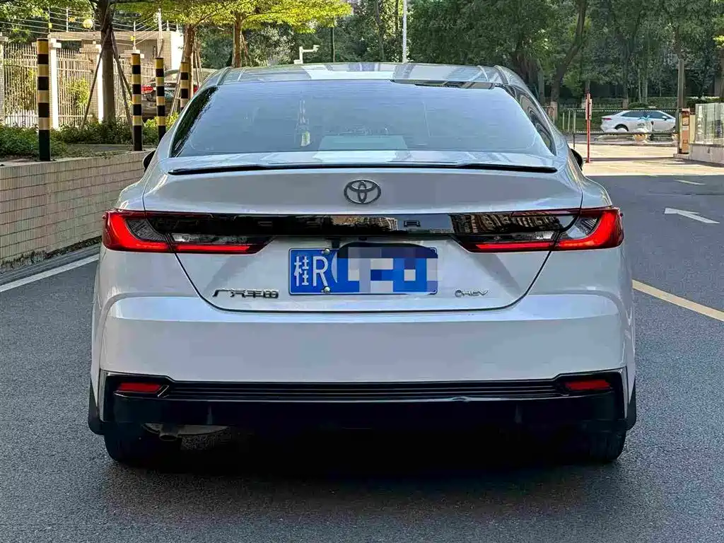 Toyota Camry — миниатюра 5