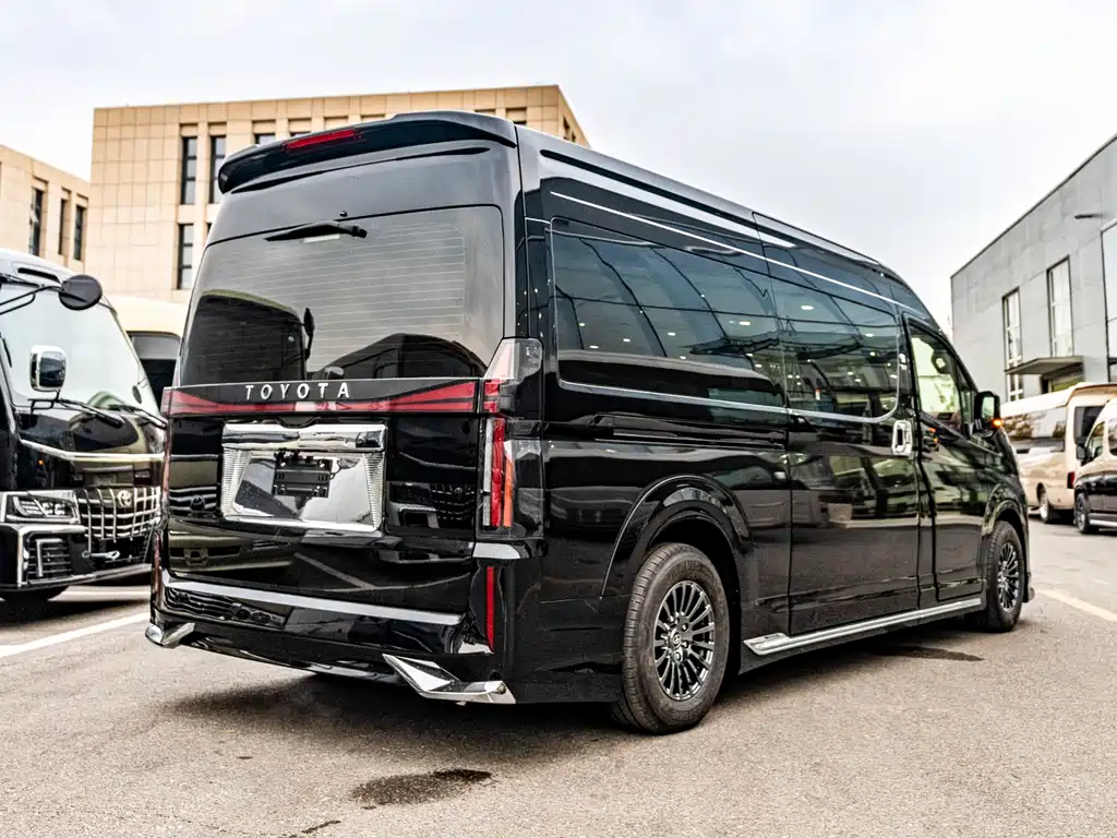 Toyota HiAce 2022 3.5L AT