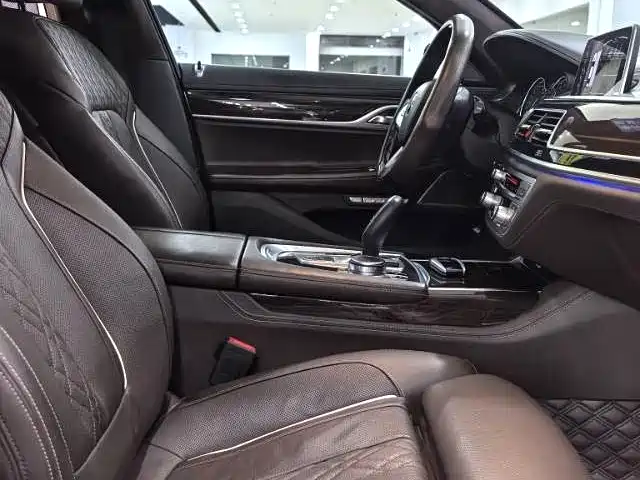 BMW 7 Series — миниатюра 11