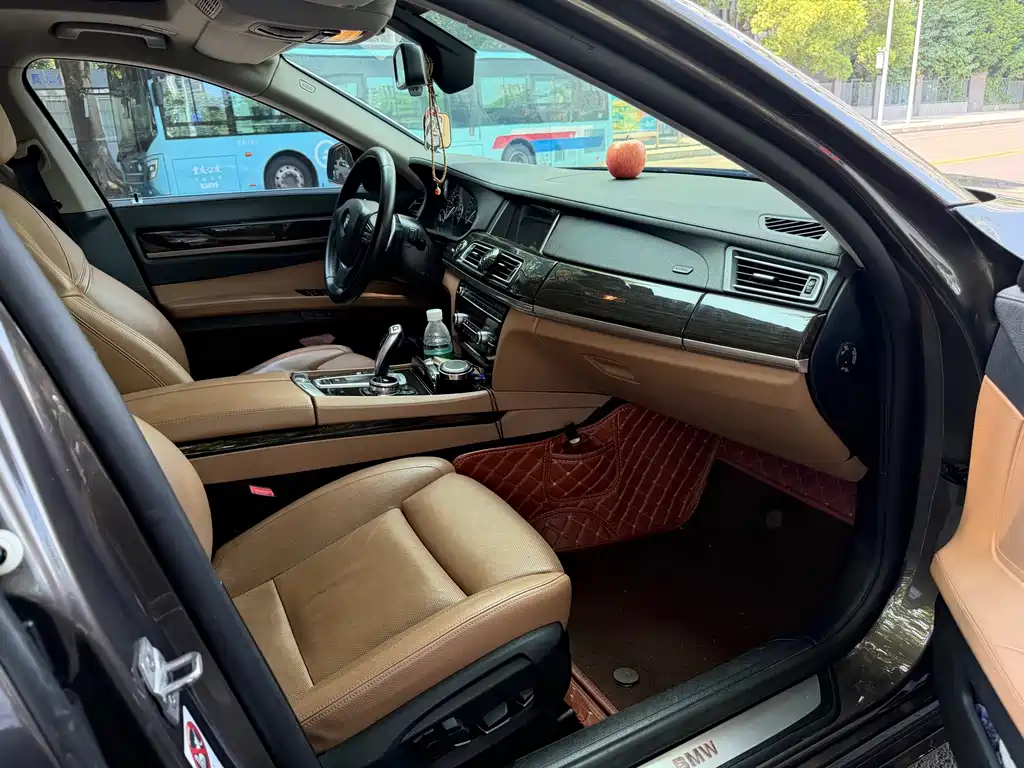 BMW 7 Series — миниатюра 12