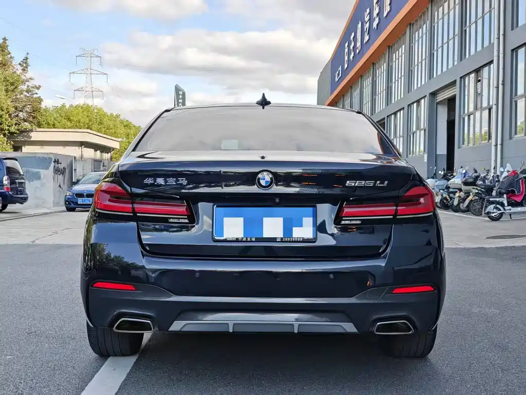 BMW 5 Series — миниатюра 8