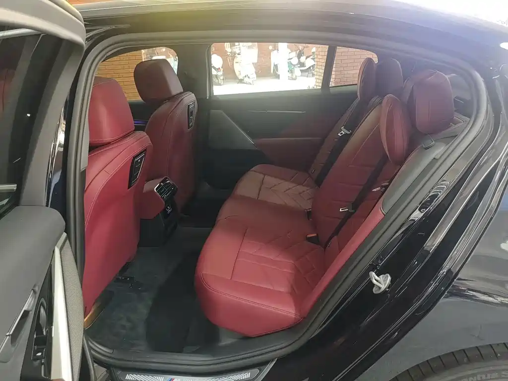 BMW 5 Series — миниатюра 11