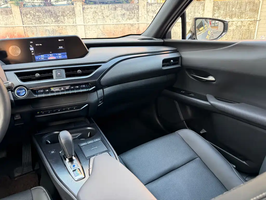 Lexus UX New Energy — миниатюра 8