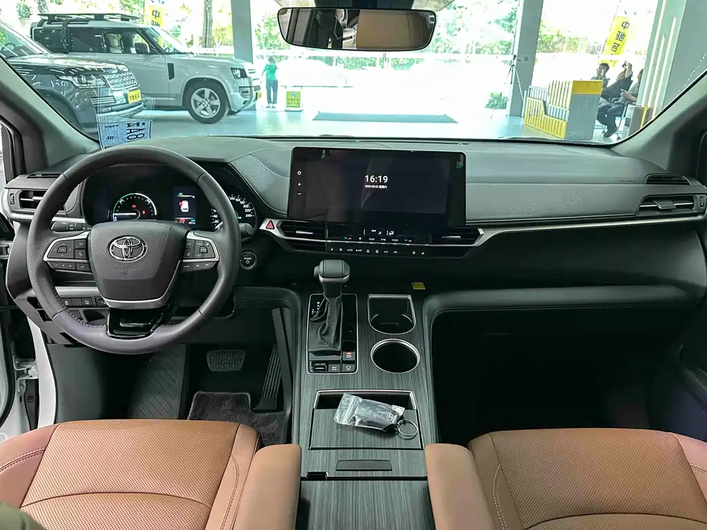 Toyota Sienna 2026 2.5L Premium Luxury