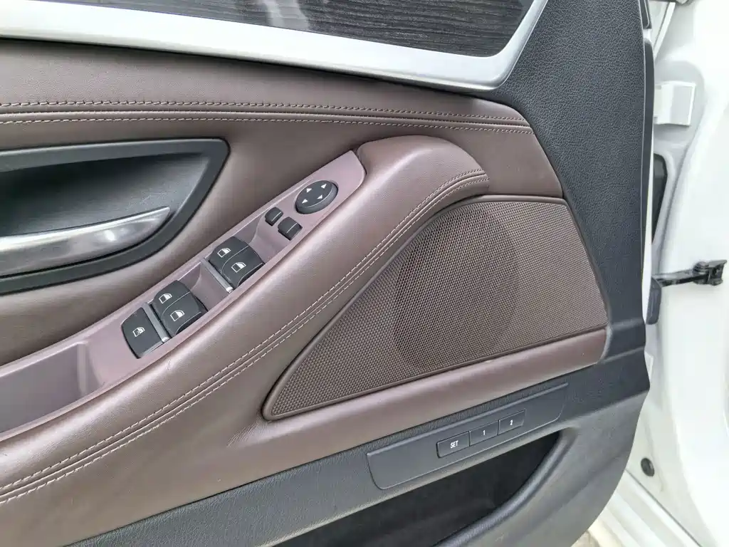 BMW 5 Series — миниатюра 10