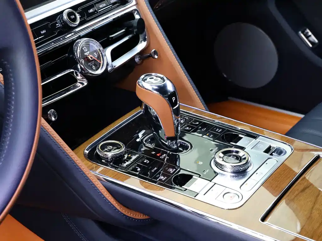 Bentley Flying Spur PHEV — миниатюра 21