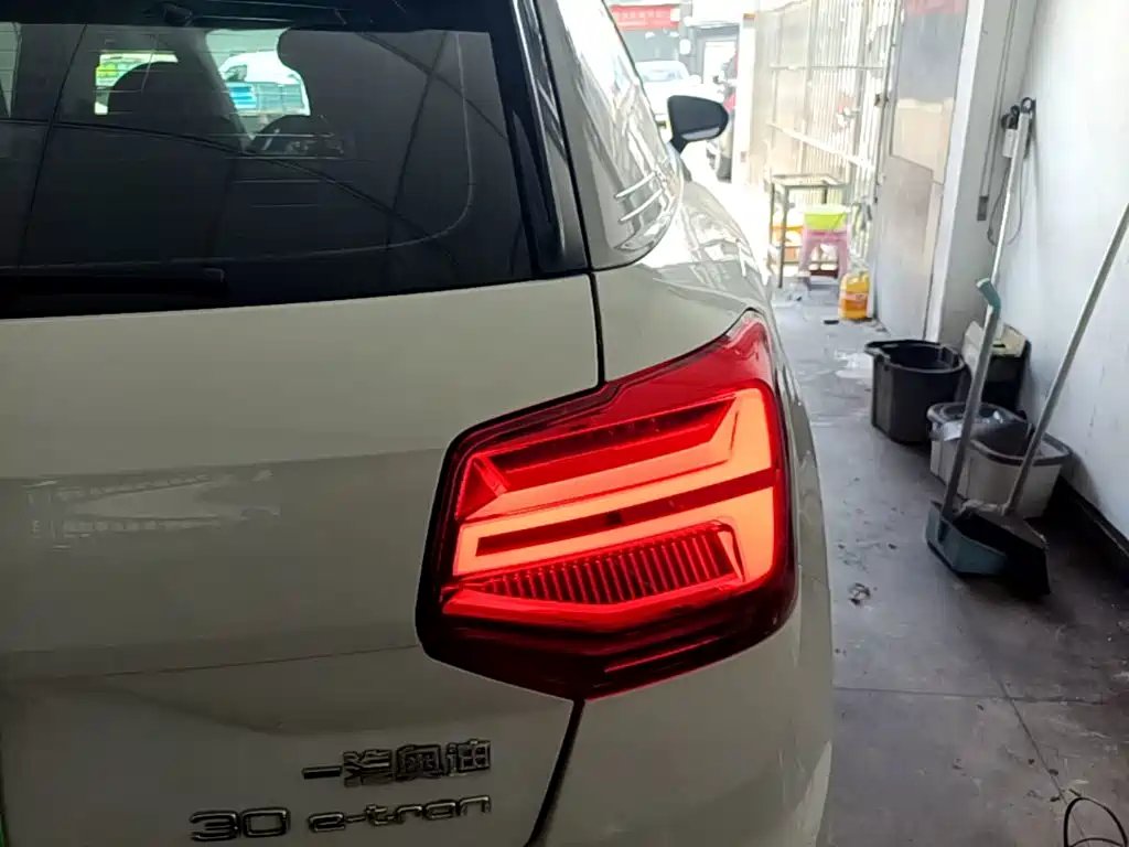 Audi Q2L e-tron — миниатюра 8
