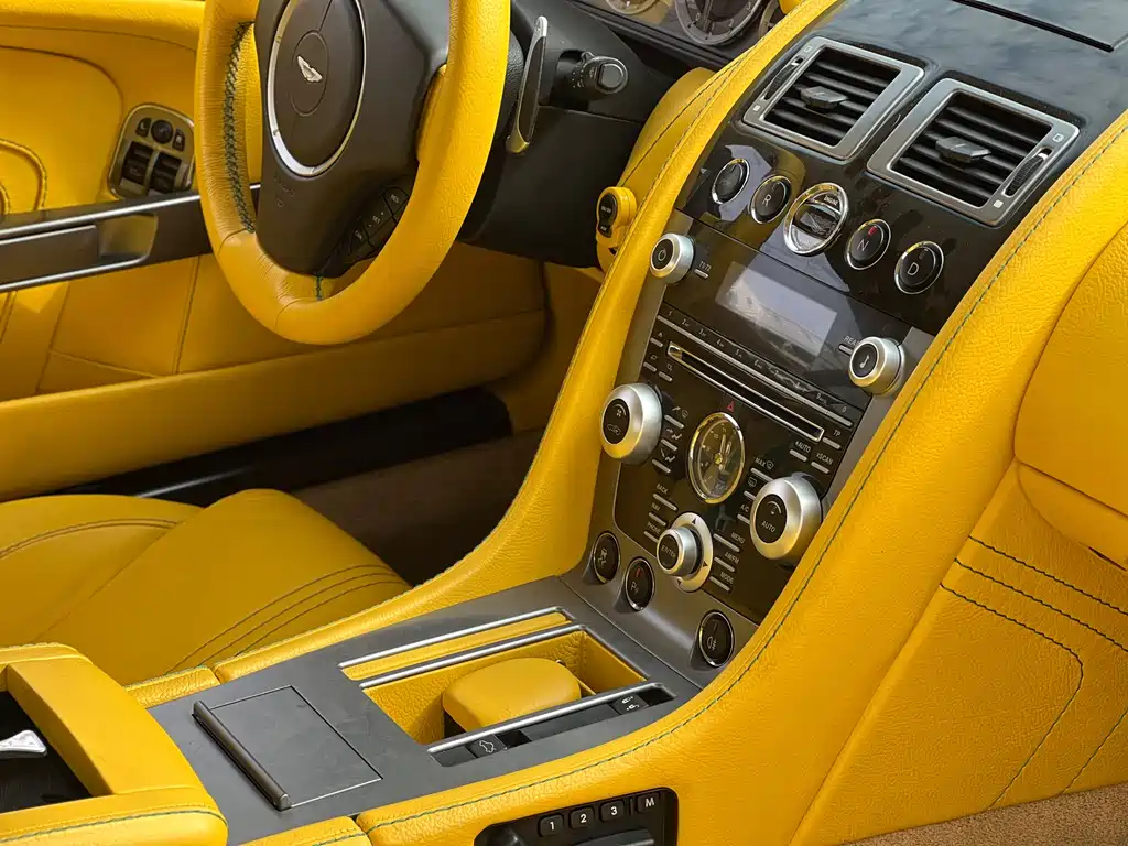 ASTON MARTIN V8 VANTAGE