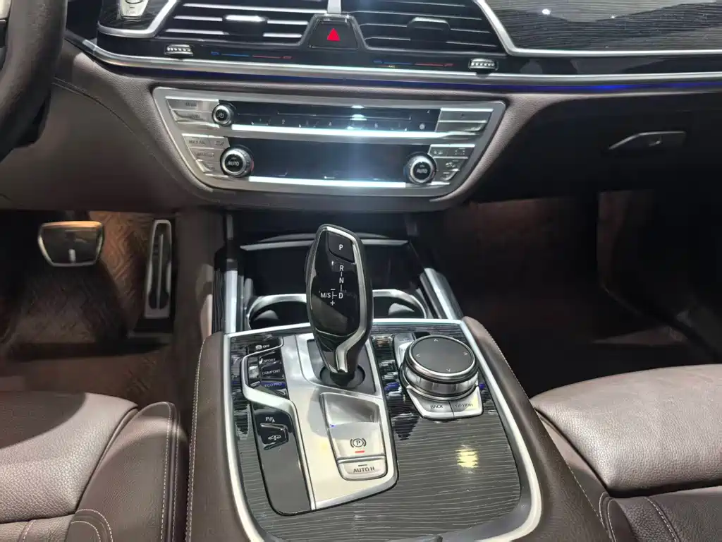BMW 7 Series — миниатюра 9