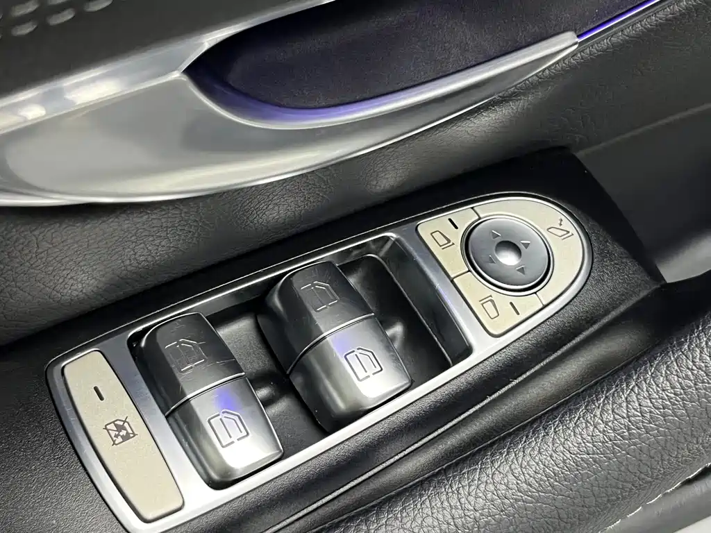 Mercedes-Benz E-Class — миниатюра 10