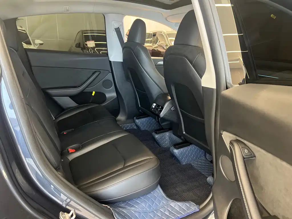 Tesla Model Y — миниатюра 15