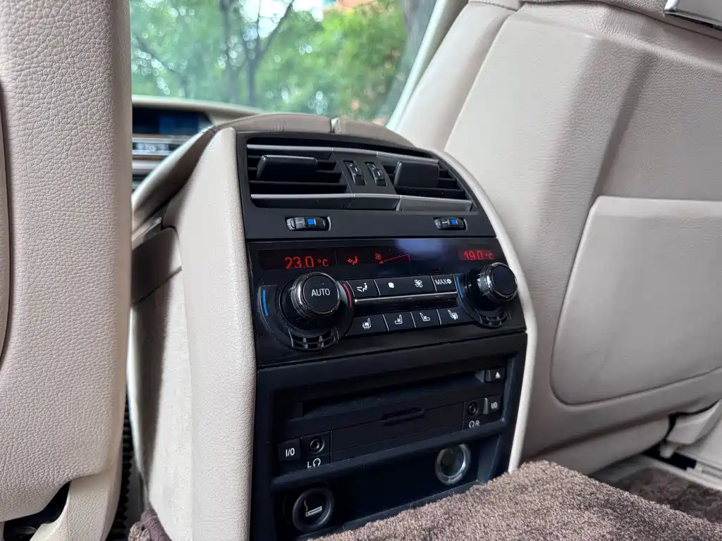 BMW 7 Series — миниатюра 11