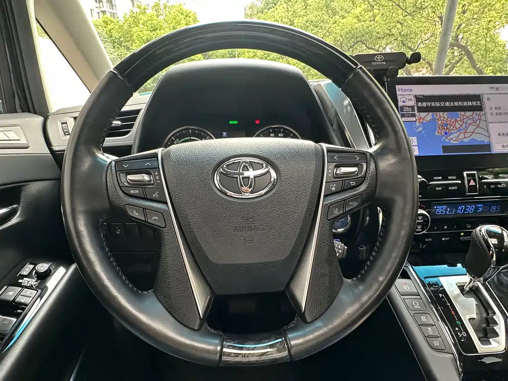 Toyota Vellfire — миниатюра 8