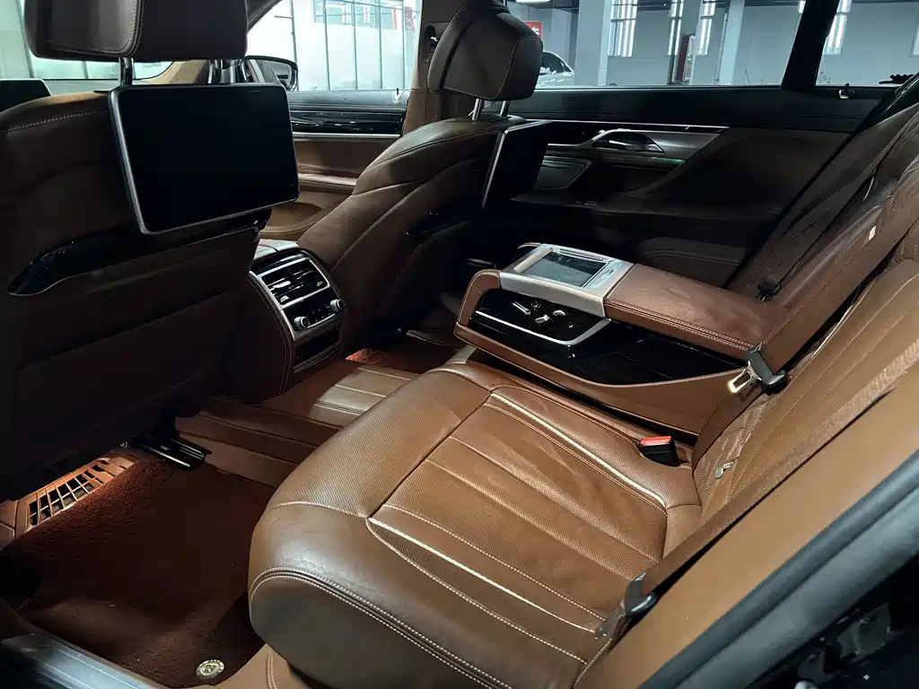 BMW 7 Series — миниатюра 9