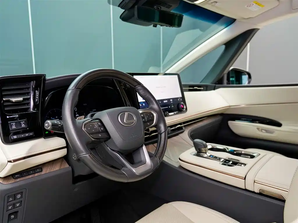 Lexus LM 2023 500h мест