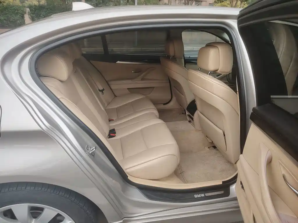 BMW 5 Series — миниатюра 10
