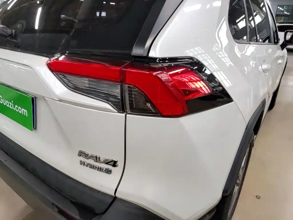 Toyota RAV4 — миниатюра 8