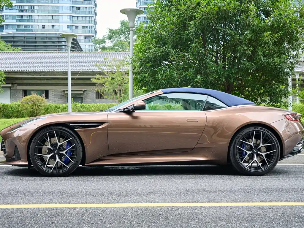 Aston Martin DB12 — миниатюра 14