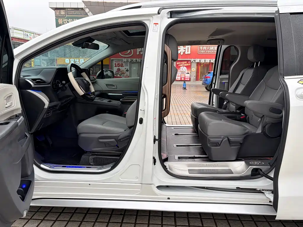 Toyota Granvia — миниатюра 23