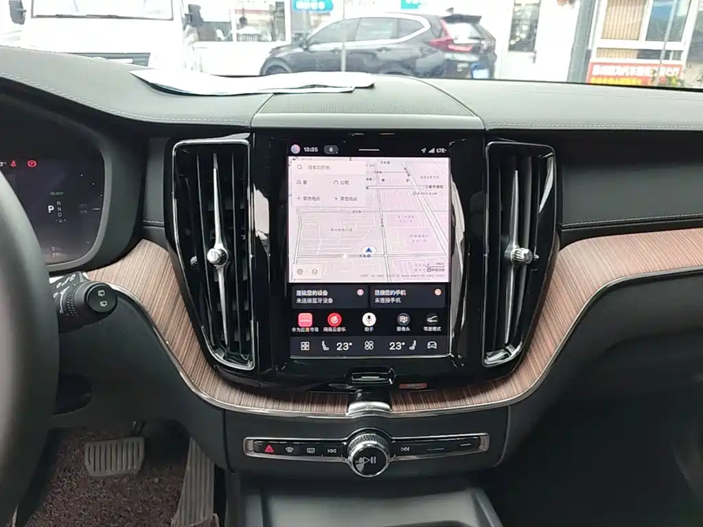 Volvo XC60 PHEV — миниатюра 13