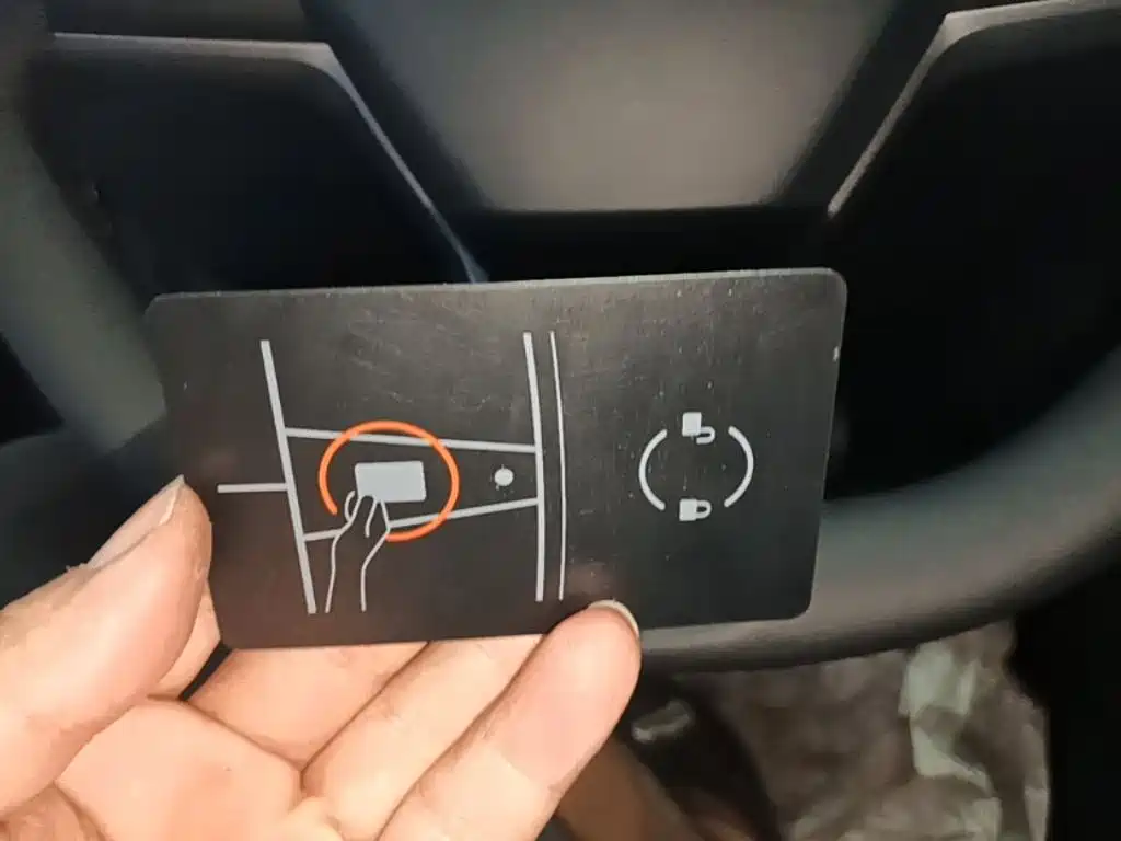 Tesla Model Y — миниатюра 9
