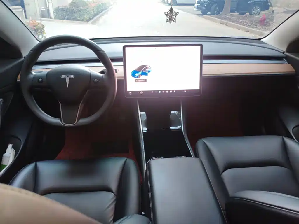 Tesla Model 3 — миниатюра 10