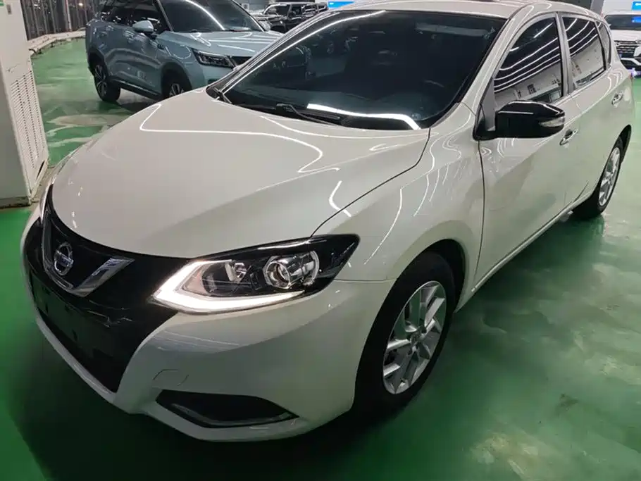 NISSAN TIIDA