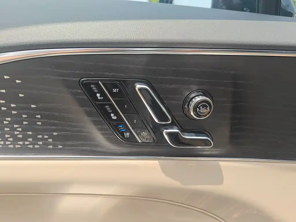 Cadillac IQ 2022 Luxury