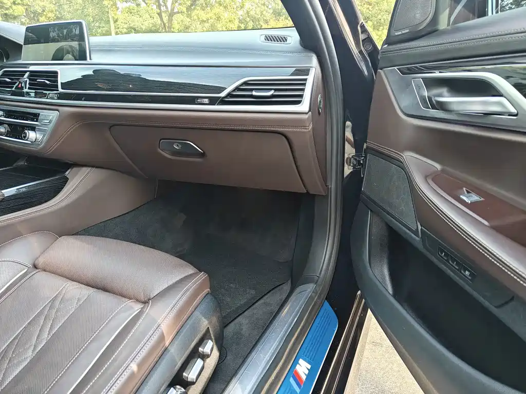 BMW 7 Series — миниатюра 11