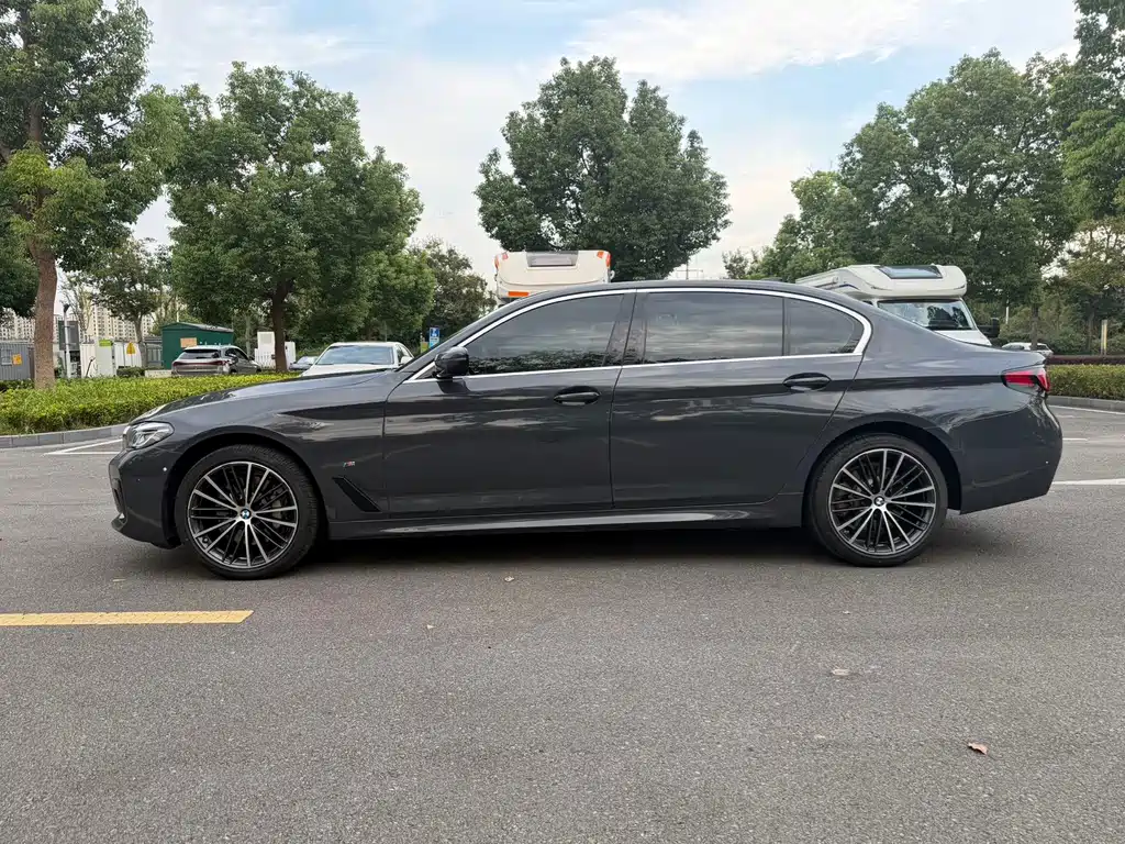 BMW 5 Series — миниатюра 8