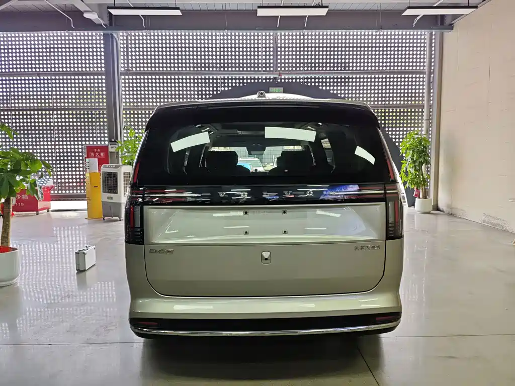 Volvo EM90 — миниатюра 9