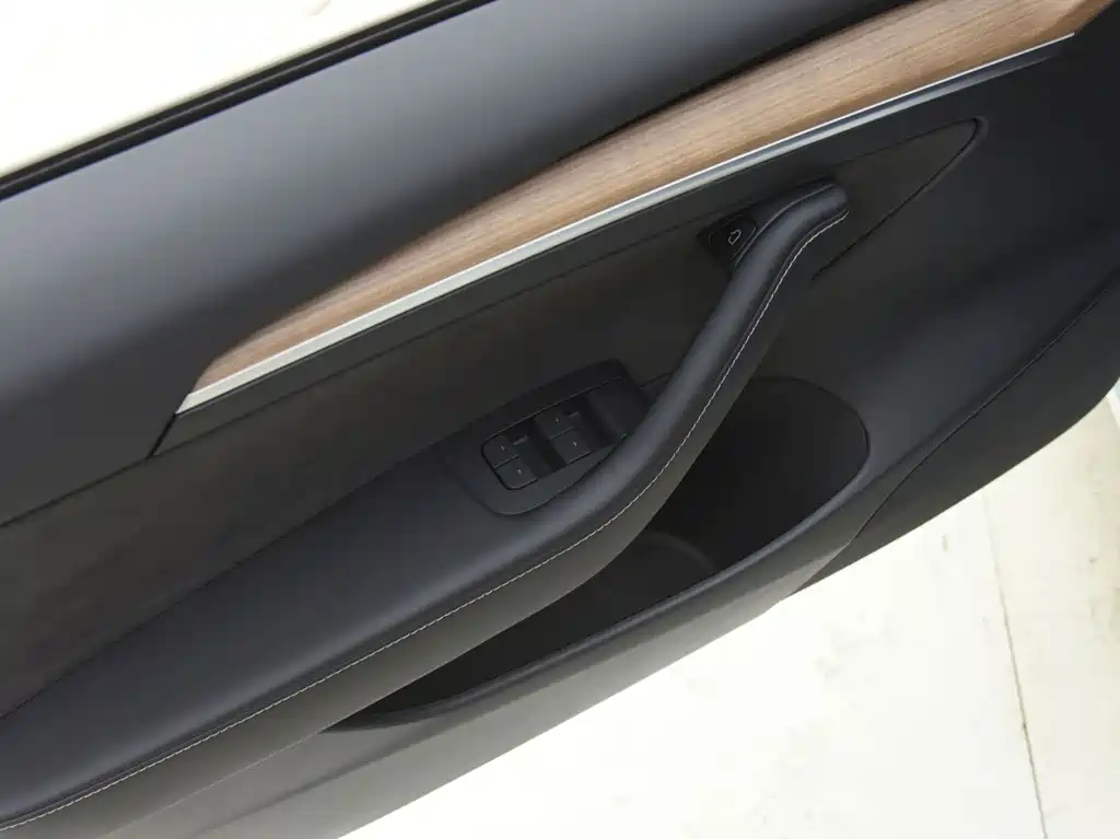 Tesla Model 3 — миниатюра 8