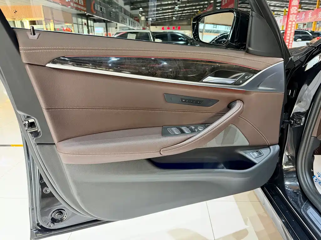 BMW 5 Series — миниатюра 11