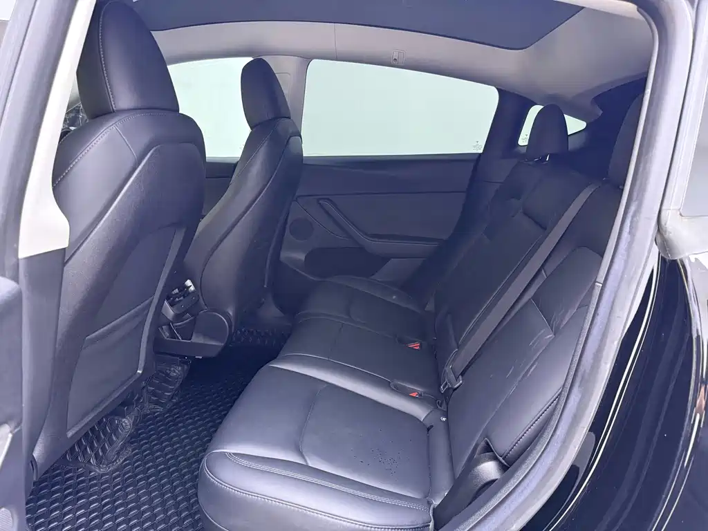 Tesla Model Y — миниатюра 13