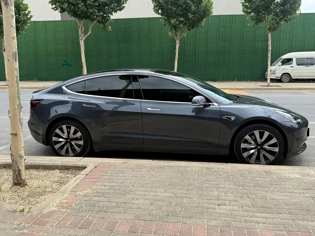 Tesla Model 3 — миниатюра 7