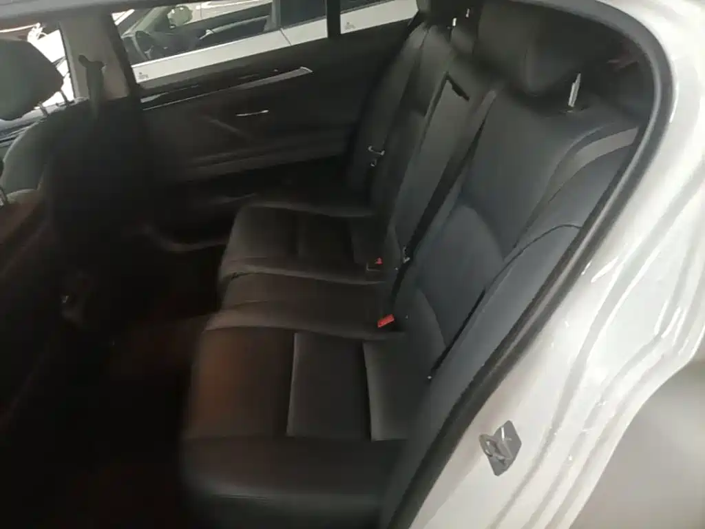 BMW 5 Series — миниатюра 17