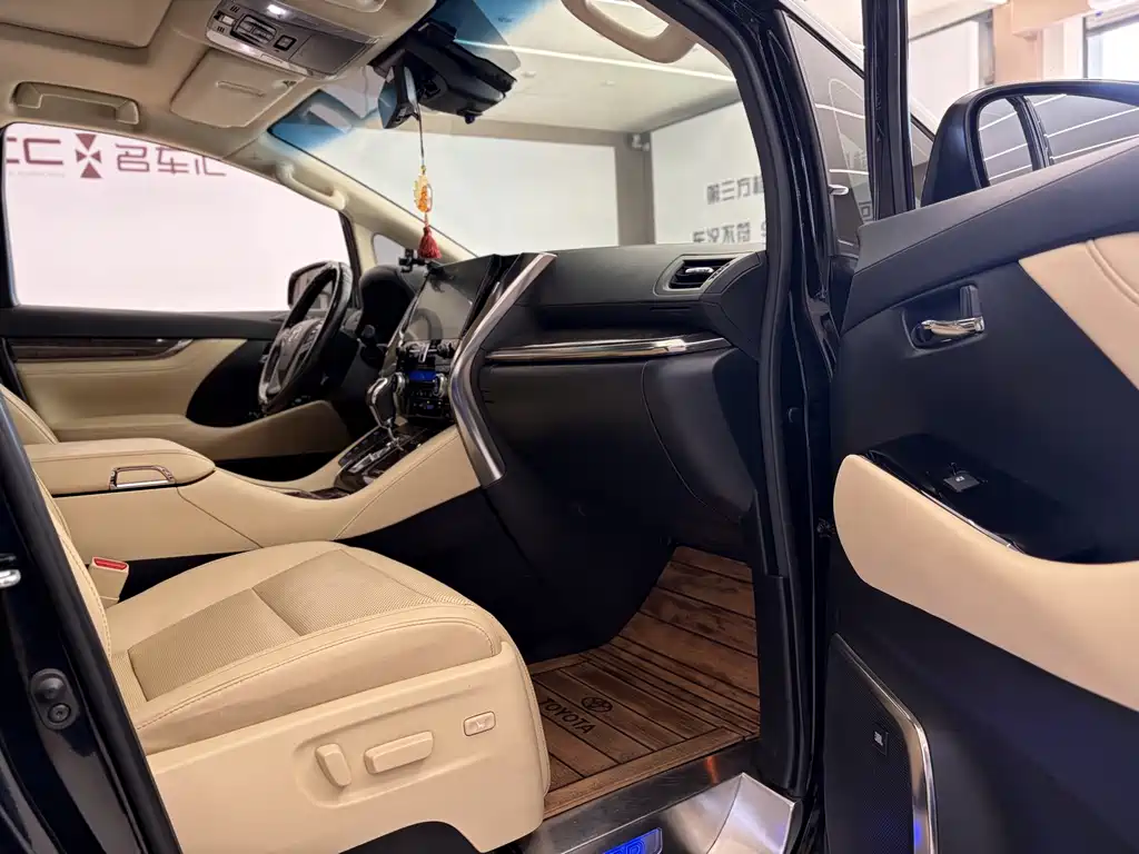 Toyota Alphard — миниатюра 19