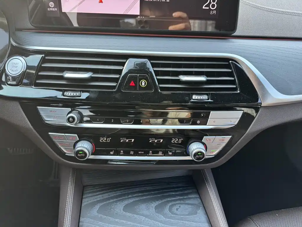 BMW 5 Series — миниатюра 12
